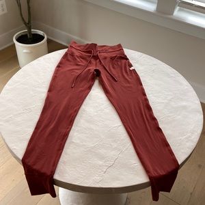Vuori Daily Legging in Spice color. Size Small. Never worn.